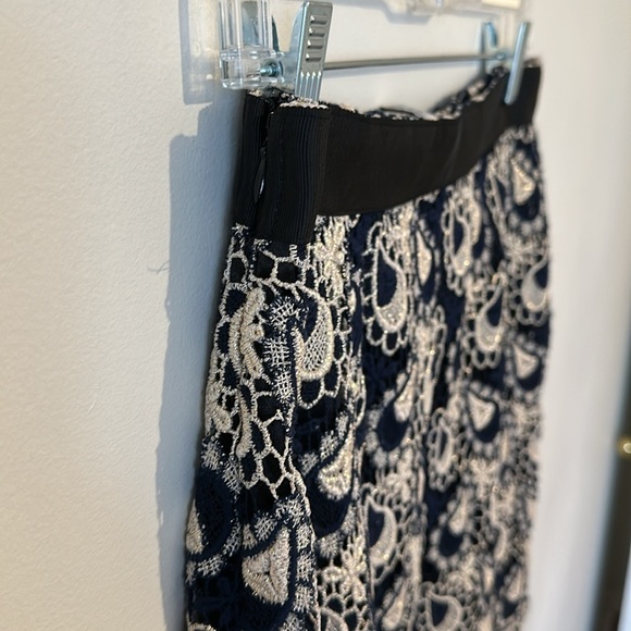 Jayuro Elegant Navy and Cream Lace Skirt Made in Korea - Picture 5 of 5